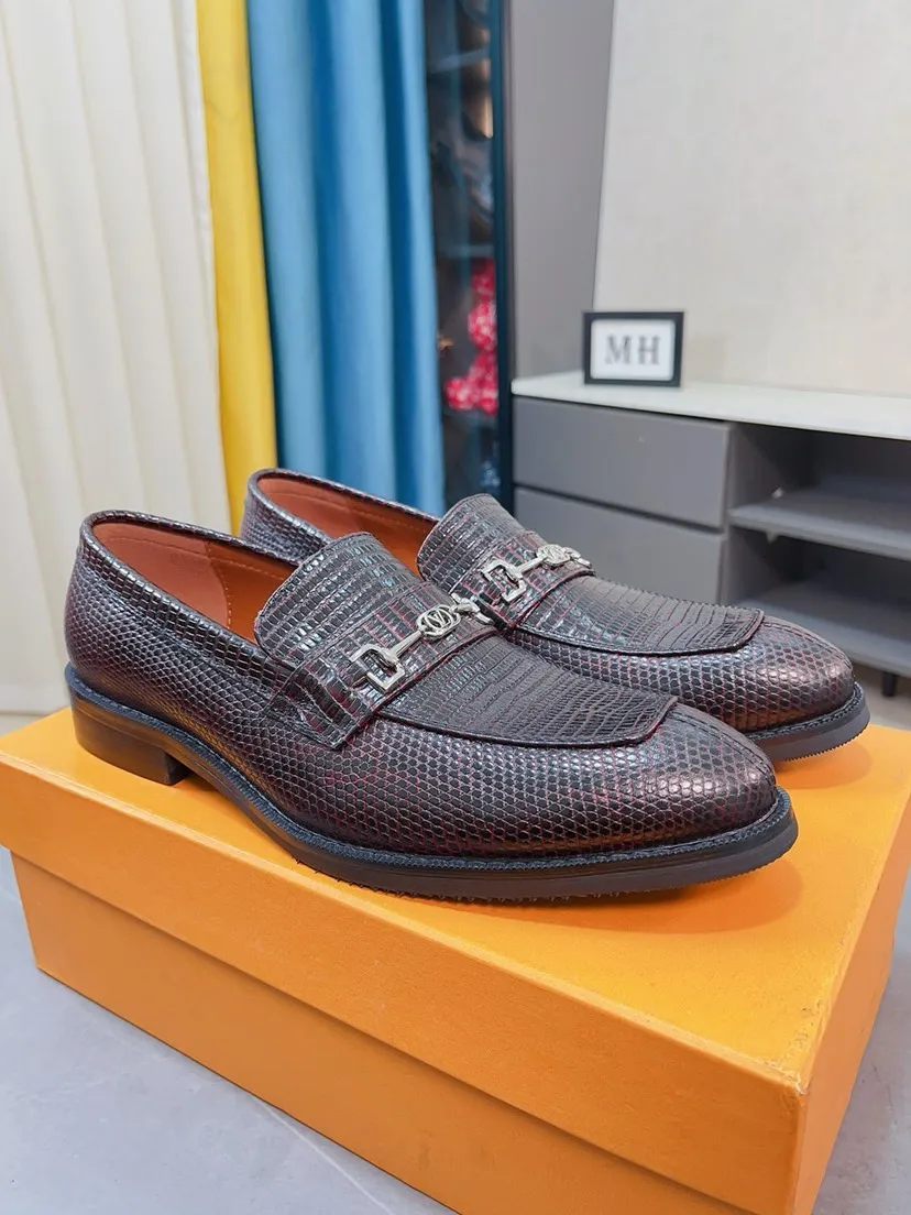 Ex-factory price 458🌹🌹【Louis Vuitton] LV official website synchronizes casual formal leather shoes, imported Italian first-layer calfskin, the leather feels natural and comfortable, and the flowing shoe body design embodies an extraordinary superior wearing experience. Smooth and tight hand-stitched seams achieve extraordinary noble taste. The lining is made of cowhide, which is high-end, comfortable and breathable, telling the man's high-spirited heart. Number of items in stock: 38-44 45 can be customized.